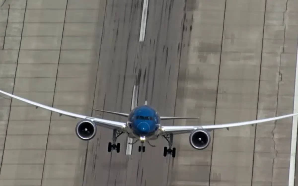 boeing-787-9-dreamliner-pilot-performs-vertical-take-off-for-paris-air-show