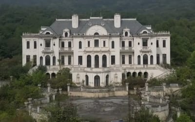 Entire Chinese neighborhood of mega mansions has been abandoned and it's now an eerie scene