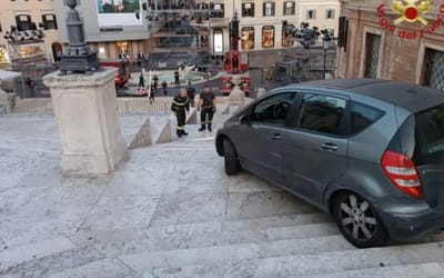80-year-old driver gets stuck attempting to drive Mercedes-Benz down Rome's Spanish Steps