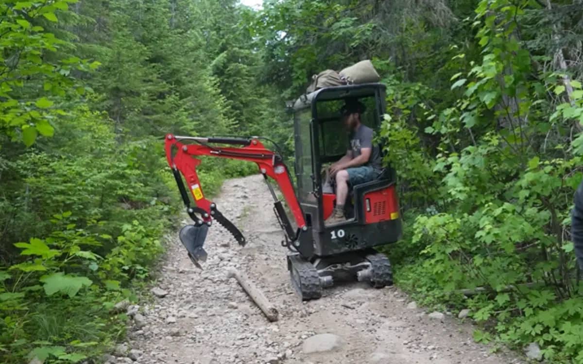 worlds-worst-excavators-from-temu-go-to-top-of-mountain