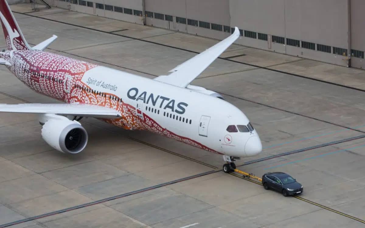 tesla-model-x-broke-a-record-tow-qantas-boeing-787-9-dreamliner